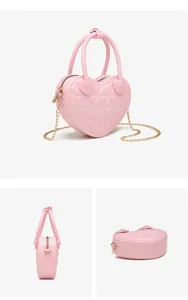 Viste dettagliate da più angolazioni della borsa jelly rosa trapuntata a cuore in PVC
