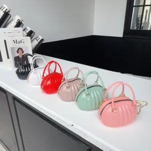 Vue détaillée des sacs à main citrouille en PVC en six couleurs éclatantes