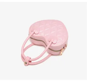 Vista dall'alto che mostra la trama trapuntata di una borsa a mano in PVC rosa a cuore