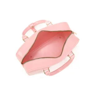 Vista superior de un elegante bolso Boston de gelatina rosa con interior espacioso y asas