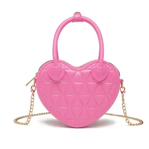 Borsa a mano chic in PVC rosa a forma di cuore con elegante tracolla a catena dorata