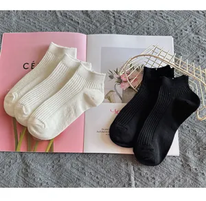 Men's solid color cotton ankle socks detail, breathable low-cut casual short socks.