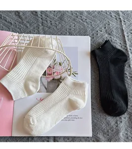 Men's solid color short boat socks, breathable thin ribbed design, comfortable cotton casual socks.