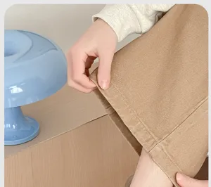 Detailaufnahme des braunen Twill-Stoffsaums mit feiner Nahttextur und hoher Qualität.