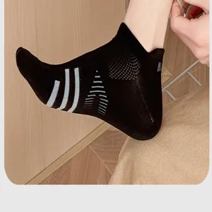 Herren Sport Sneaker Socken mit atmungsaktivem Mesh und Streifen für Laufen und Training.