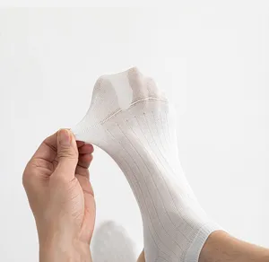Men's pure white stretch short socks, breathable cotton ankle socks for daily wear.