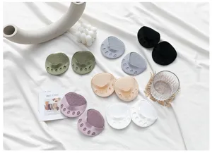 Vue détaillée de chaussettes d'avant-pied pour femmes, coussinets antidérapants et respirants.