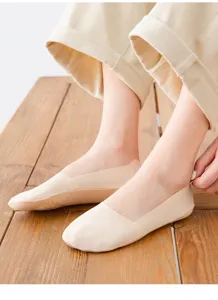 Detailansicht von flachen Damen Eisseide Bootsocken mit atmungsaktivem Baumwollboden.