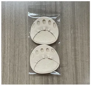 Gros plan de coussinets d'avant-pied à cinq orteils couleur chair dans un sachet transparent.