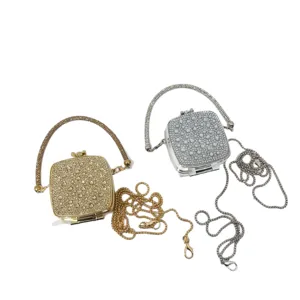 Due eleganti mini pochette da sera con strass in oro e argento con tracolle a catena.