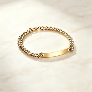 Detailaufnahme des goldpolierten Edelstahl-ID-Armbands mit Panzerketten-Gliedern
