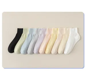 Gedetailleerd overzicht comfortabele zachte ademende katoenen korte sokken in pastel