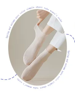 Detailopname van zachte ademende korte katoenen sokken met comfortabele ribboorden.