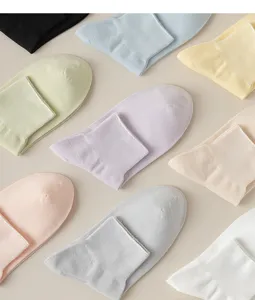 Detail van zachte katoenen korte sokken in pastelkleuren, nette platte weergave, ademend.