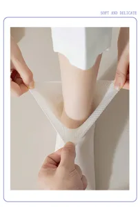 Witte zomerse ademende katoenen korte sokken voor dames met elastisch mesh detail.