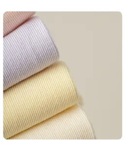 Gedetailleerd overzicht met zachte geribbelde katoenen sokken textuur, ademend comfort.