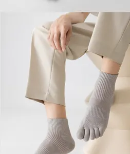 Men's breathable mesh toe socks, grey cotton five-finger short socks detail view.