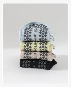 Vue détaillée de chaussettes de yoga antidérapantes multicolores empilées avec picots.