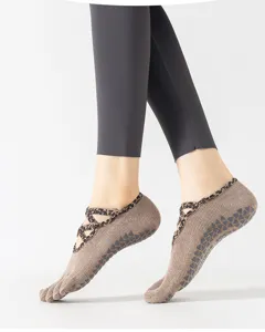 Damen Antirutsch Fünf-Zehen Yoga Socken mit Kreuzriemen für professionelles Pilates.