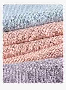 Gros plan de la texture en tissu tricoté doux montrant une qualité et des détails supérieurs.