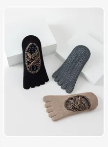 Professionelle Pilates Zehensocken mit Anti-Rutsch-Noppen und Kreuzriemen für Damen Yogastudio Detail