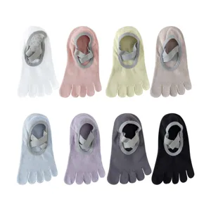 Chaussettes de yoga à cinq doigts antidérapantes avec brides croisées, idéal pour le fitness.