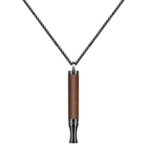 Vista detallada del collar de respiración consciente con colgante de textura de madera