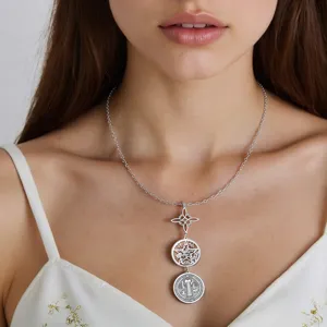 Detailansicht einer silbernen Halskette aus Edelstahl mit Wicca- und religiösen Anhängern