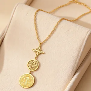 Nahaufnahme einer goldenen Edelstahlkette mit Hexenknoten- und Pentagramm-Anhängern