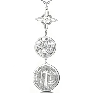 Detailansicht der Halskette mit drei Anhängern, Hexenknoten und Pentagramm-Motiv