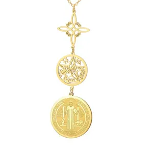 Detailansicht der goldenen religiösen Kette mit Benedikt-Medaille und Pentagramm