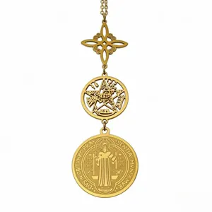 Detailansicht der goldenen Edelstahlkette mit Hexenknoten, Pentagramm und Benediktusmedaille