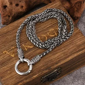 Nahaufnahme einer silbernen geflochtenen Kette im Viking-Stil mit Schnitzereien