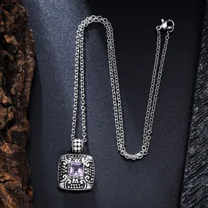 Elegante Vintage Silberkette mit quadratischem Anhänger und lila Edelstein-Detail