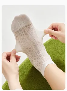 Calcetines de mujer verano finos de malla transpirable vista detallada muestra gran elasticidad.