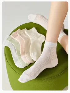 Detalle calcetines de verano finos de malla transpirable de mujer, blanco elegante y pasteles.