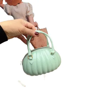 Sac à main en PVC vert menthe en forme de citrouille avec plis nuage et poignée haute
