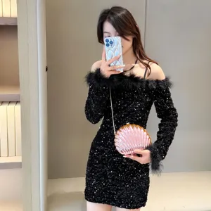 Elegant pink shell-shaped evening clutch bag with gold chain strap for women party.