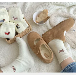 Calcetines de invierno mullidos con bordado de perro y pantuflas de felpa cálidas.