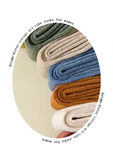 Gedetailleerd overzicht van vintage effen middelhoge katoenen sokken voor dames en herfst.