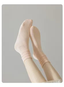 Chaussettes mi-hautes unies et confortables en coton pour femmes, respirantes et douces.