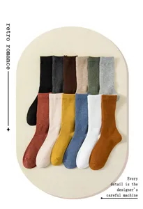Gedetailleerde opname van effen geribbelde sokken, casual katoenen sokken voor dames.