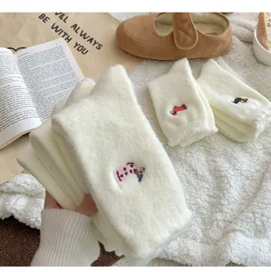 Calcetines de mujer peludos bordados perro lindo, calcetines térmicos gruesos de invierno para casa.