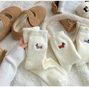 Calcetines mujer mullidos otoño invierno con bordado de perro tierno detalle pantufla.