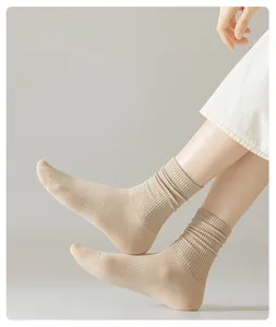 Vue detaillee de chaussettes mi-hautes unies cotelees pour femmes en coton doux