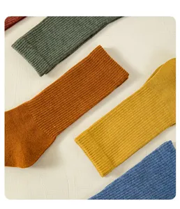 Gedetailleerde opname van effen katoenen geribbelde middelhoge sokken voor dames in diverse kleuren.
