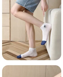Sommer Damen atmungsaktive Mesh Kurzsocken mit süßem Katzen Detail und Kontrastzehe.