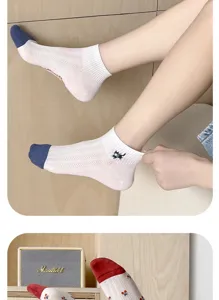 Detailansicht sommerlicher atmungsaktiver Damen-Kurzsocken mit süßem Katzen-Stickdesign.