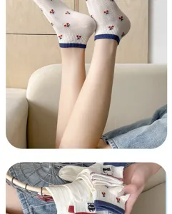 Sommer Damen Kurze Netz Atmungsaktive Socken mit Süßem Kirschmuster und Blauer Bündchen.