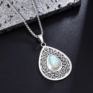 Detailaufnahme eines tropfenförmigen Opal-Anhängers mit silbernem Vintage-Rahmen